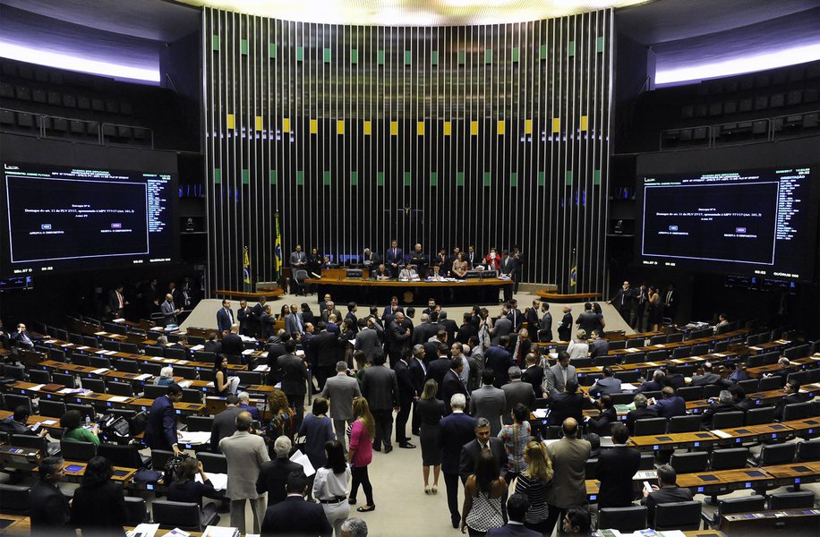 Eleições no Brasil não vão além de um rodízio de raposas. O carreirismo político-hereditário, que criam verdadeiras reservas de mercado para sobrenomes como Sarney, Lobão, Calheiros, Neves, existe em função do controle a mão de ferro dos partidos políticos que comandam