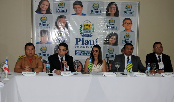 Secretários das pastas relacionadas à Justiça e à Segurança dos nove estados nordestinos se reuniram, em Teresina, e firmaram a Câmara Nordeste de Segurança, Defesa Social e Justiça; objetivo é integrar os esforços de seus departamentos de inteligência, operação e investigação no combate ao crime organizado da região, incluindo ainda os reforços na segurança e modernização de seus sistemas prisionais; as ações deliberadas pelos gestores estaduais serão encaminhadas ao Fórum de Governadores do Nordeste, que ocorre nesta terça-feira (06), também na capital piauiense