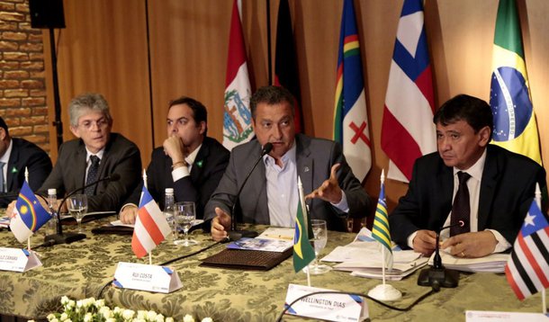 Durante a reunião de governadores do Nordeste, em Teresina, o governador Rui Costa (PT) cobrou maior vigilância das fronteiras, portos e aeroportos para impedir ingresso de armas e drogas no país; “Grita muito alto a cena que vimos semanas atrás de armamento pesado entrando pelo Aeroporto do Galeão, no Rio de Janeiro; não foi pela Amazônia, não foi pelo Porto Seco. Quantos carregamentos daquele entraram antes no nosso país?", disse Rui; os governadores assinaram , ainda, ofício destinado ao recém-criado Ministério da Segurança Pública, que tem como ministro Raul Jungmann, solicitando a criação imediata do Fundo Nacional de Segurança Pública