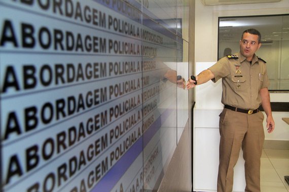 Goiás registrou queda em todos os 12 indicadores criminais monitorados em fevereiro de 2018; comparação é com igual período do ano passado; entre os destaques, está a redução de 28,57% no número de latrocínios. O anúncio foi feito nesta terça-feira (06/03), pelo secretário de Segurança Pública, Irapuan Costa Júnior; “Nossas ações de combate ao crime continuarão sendo fortes. Queremos reduzir ainda mais esses números”, afirmou; homicídios recuaram 10,06%, ao passo que estupros cederam 4,55%. Tentativas de homicídio regrediram 17,53%