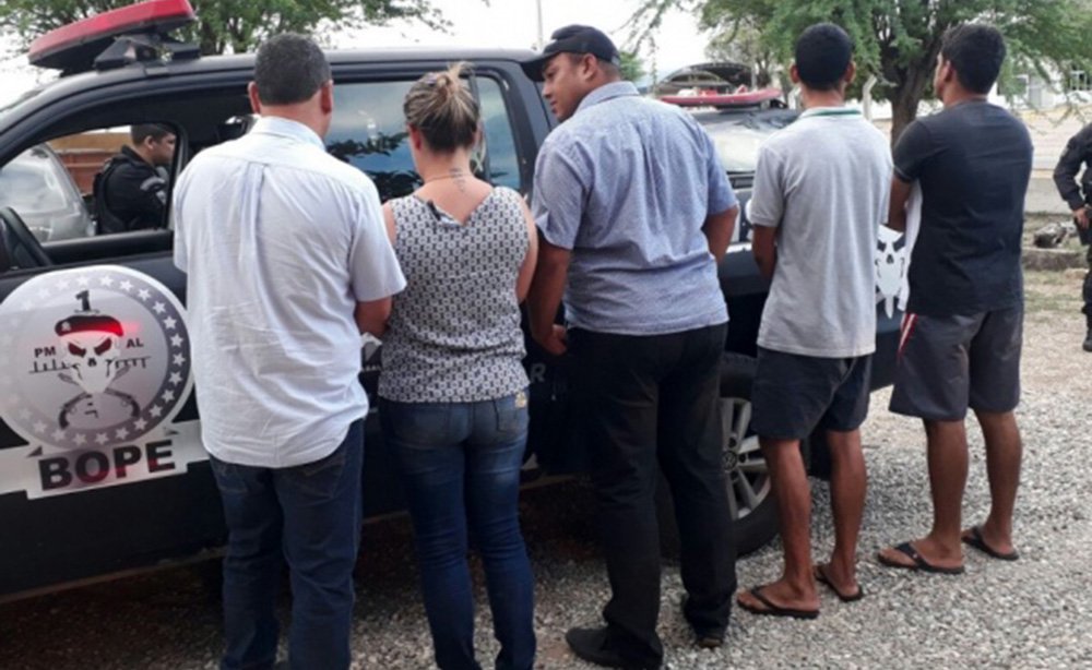 Integrantes do Grupo Estadual de Combate às Organizações Criminosas (Gecoc), do Ministério Público Estadual (MPE/AL), prenderam empresários denunciados por manter uma empresa de fachada para praticar, junto com prefeitos e outros gestores, crimes contra o patrimônio público nas prefeituras do Sertão; todos os suspeitos detidos são da empresa Nativa Construtora Ltda; o MPE diz que está constatado que no período de 2013 a 2016, a Nativa praticou os crimes em Pão de Açúcar, Poço das Trincheiras e Ouro Branco