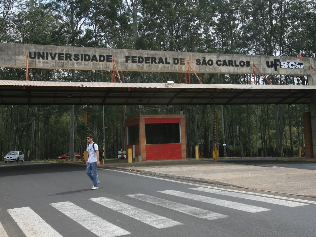 O Programa de Pós-Graduação em Ciência Política (PPGPol) da UFSCAr divulgou nesta quinta-feira, 1º, nota em apoio à disciplina sobre o golpe parlamentar de 2016, idealizada pelo professor Luis Felipe Miguel na UnB; "Em nome da autonomia universitária e da liberdade acadêmica defendemos o pleno direito do curso de Ciência Política da UnB em definir, por critérios próprios, suas atividades de docência e pesquisa, sem sofrer interferências externas indevidas", diz a comissão de pós-graduação do PPGPol; UFScar não informou, no entanto, se irá se juntar a outras 10 universidades públicas e oferecer também a disciplina