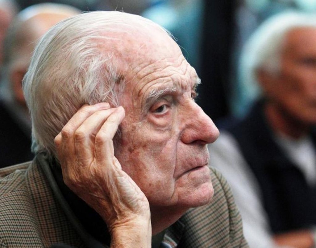O último líder da “Guerra Suja” de 1976 a 1983 na ditadura militar da Argentina, Reynaldo Bignone, morreu em um hospital militar nesta quarta-feira, informou a agência de notícias estatal argentina Telam; Bignone, de 90 anos, cumpria sentenças prisionais por conspirar para sequestros e assassinatos de adversários durante seu regime de julho de 1982 a dezembro de 1983; sua morte fecha um capítulo brutal na história da Argentina, durante o qual grupos de direitos humanos dizem que o regime militar foi responsável pelo “desaparecimento” de cerca de 30 mil pessoas