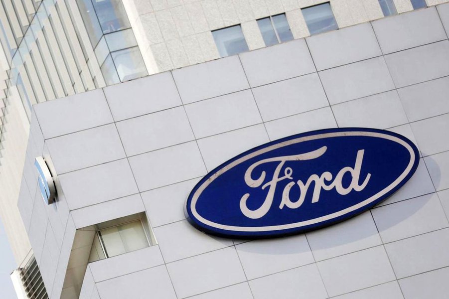 Ford disse que as tarifas de aço e alumínio anunciadas pelo presidente dos Estados Unidos, Donald Trump, poderiam aumentar os preços de commodities no país e prejudicar a"competitividade dos fabricantes americanos"; Ford notou o impacto das tarifas mesmo que a montadora compre"nos EUA a maior parte do aço e alumínio para a produção nos EUA"; em janeiro, a Ford alertou que os preços mais altos de metais, como alumínio e aço, seriam um peso significativo para os resultados neste ano