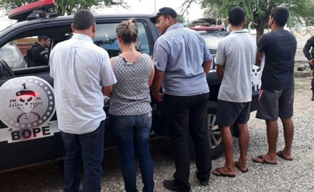 Integrantes do Grupo Estadual de Combate às Organizações Criminosas (Gecoc), do Ministério Público Estadual (MPE/AL), prenderam empresários denunciados por manter uma empresa de fachada para praticar, junto com prefeitos e outros gestores, crimes contra o patrimônio público nas prefeituras do Sertão; todos os suspeitos detidos são da empresa Nativa Construtora Ltda; o MPE diz que está constatado que no período de 2013 a 2016, a Nativa praticou os crimes em Pão de Açúcar, Poço das Trincheiras e Ouro Branco