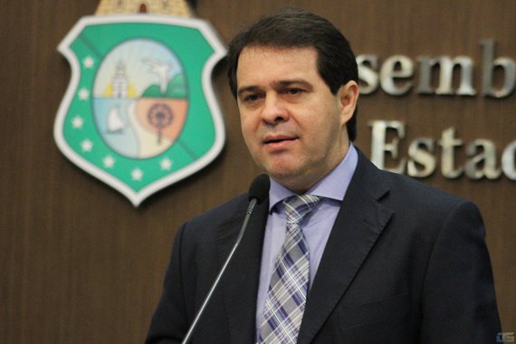 Líder do Governo na Assembleia, o deputado Evandro Leitão (PDT) destacou o cumprimento das metas fiscais do Estado relativo a último quadrimestre de 2017, como o aumento da receita receita tributária nominal de 4,35% e o Imposto sobre Circulação de Mercadorias e Serviços (ICMS), com acréscimo de 6,21%. Com isso, o parlamentar ressaltou que, mesmo nesse cenário “extremamente desfavorável” agravado com a redução do repasse, “tivemos aumento da capacidade de investimento no Ceará”