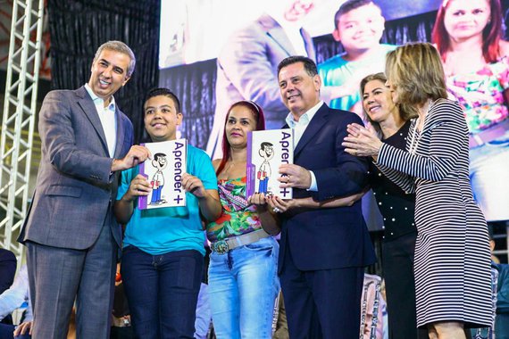“Nós estamos criando as bases para uma Educação Inovadora”, afirmou hoje o governador Marconi Perillo, ao repassar diversos benefícios para a área, por meio de um pacote de ações que integra a proposta de Educação Inovadora, com o apoio do programa Goiás na Frente, que destinou mais de R$ 510 milhões para a rede goiana pública de ensino; Marconi assinou documento determinando o repasse de R$ 48 milhões para reforma de 504 escolas dos 20 maiores municípios do estado, e entrega de 7,5 mil computadores para as escolas