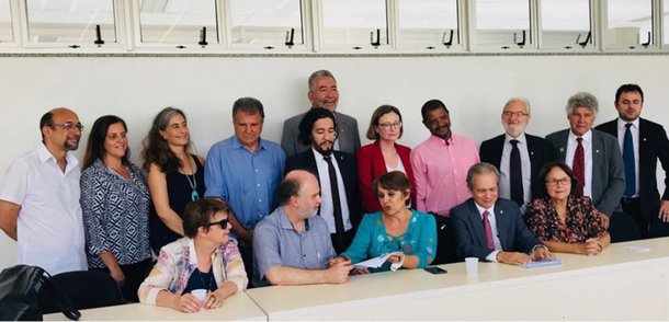 Deputada Erika Kokay, do PT-DF (sentada, de azul) voltou a criticar a tentativa de censura do ministro da Educação, Mendonça Filho, de tentar censurar o curso “o golpe de 2016 e o futuro da democracia no Brasil” ofertado pela UnB; “Somente numa ruptura democrática, num regime de exceção é possível um titular do ministério da Educação afrontar de forma tão nítida a autonomia universitária”, afirmou a petista, coordenadora da Frente Parlamentar em Defesa dos Direitos humano