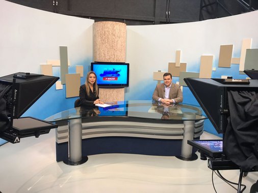 O prefeito Gustavo Mendanha não titubeou ao ser questionado sobre a apresentadora Michelle Bouson sobre o candidato do MDB ao governo do Estado. “Eu defendo a candidatura do meu partido. Está definido: nosso candidato é Daniel Vilela”, disse o prefeito de Aparecida de Goiânia; “Daniel tem todos os predicados. É jovem, mas tem experiência, pois já foi vereador, deputado estadual e não tenho dúvida de que poderá fazer grande trabalho”; Gustavo Mendanha foi o entrevistado do JBC nesta segunda-feira. Antes, ele conheceu a estrutura da nova TBC