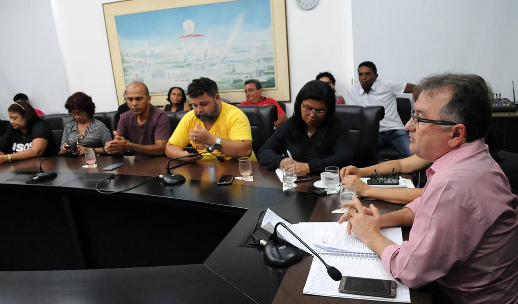 Permanece aberta a negociação entre o Governo do Estado e a categoria de profissionais da Educação, que deflagrou greve no último dia 23; o Executivo diz que está impossibilitado de atender a categoria, que reivindica reajuste salarial de 6,81% sobre o vencimento, por conta da Lei de Responsabilidade Fiscal (LRF); durante reunião o governo anunciou que irá enviar projeto de lei para a Assembleia a fim de garantir que, tão logo o Estado saia do limite prudencial, será implementada a primeira parcela do reajuste, com previsão para maio, e a segunda parcela para setembro