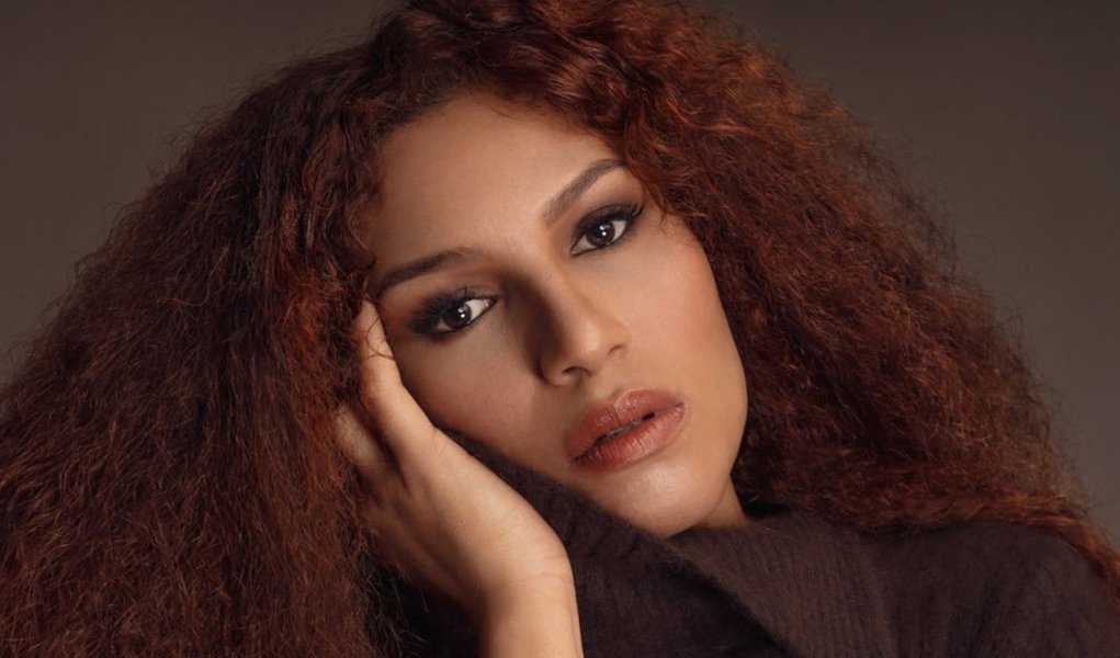 A cantora e vocalista da Banda Uó, Candy Melody, denunciou em suas redes sociais uma suposta agressão sofrida no Aeroporto Internacional Tom Jobim, mais conhecido como Galeão, localizado no Rio de Janeiro; "Meio que detida no Galeão, dois caras queriam me revistar porque meu documento estava no masculino", disse a vocalista da Banda Uó; "Eles não vão tocar em mim, eles trancaram a porta de uma cabine, mandaram eu tirar a roupa, eu não vou cooperar com isso. Não é piada, gente, é verdade", afirmou Mel
 