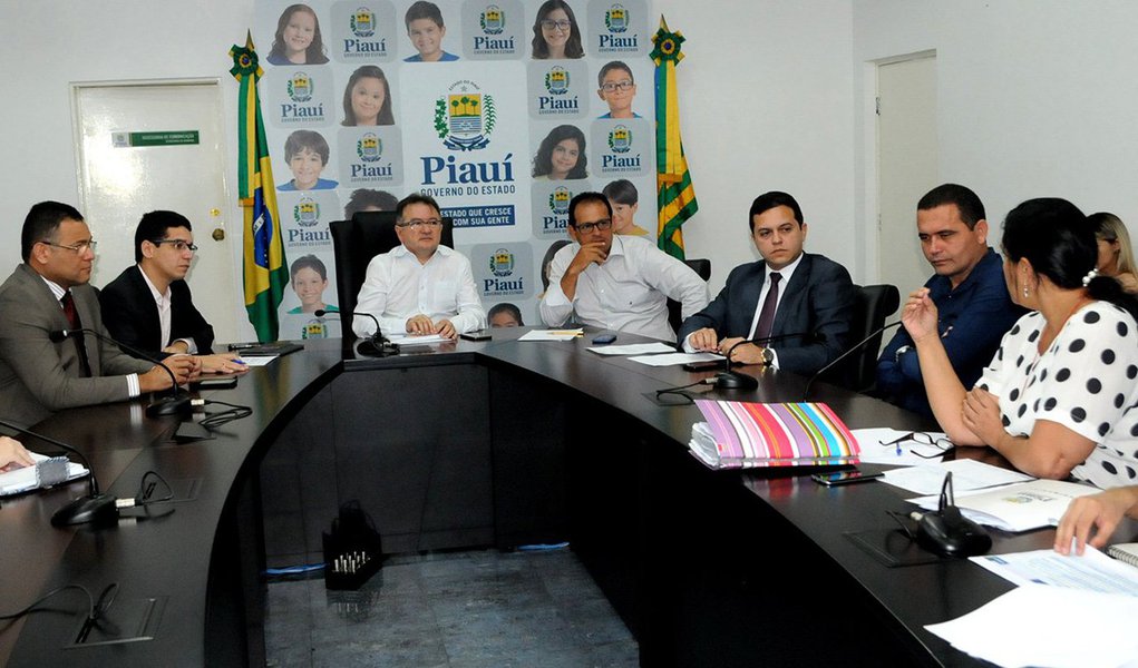 Governadores do Nordeste se reúnem nesta terça-feira (06), em Teresina (PI), para discutir a implantação de uma operação nacional de segurança que reúna todas as forças policiais, equipamentos e infraestrutura para o combate à criminalidade; vão tratar, ainda, da criação de um fundo nacional que, somado aos recursos do Tesouro Estadual e da União, possa ser destinado às ações da segurança pública; "é importante que o Congresso Nacional aprove uma nova fonte de recursos para o financiamento da segurança pública, como a criação de um fundo nacional semelhante ao Fundo de Manutenção e Desenvolvimento da Educação Básica e de Valorização dos Profissionais da Educação (Fundeb)", defendeu o governador Wellington Dias