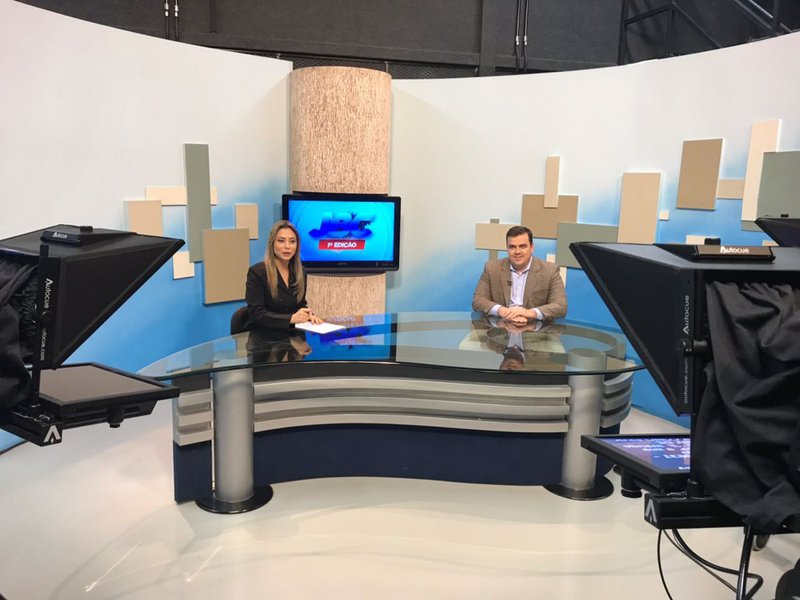 O prefeito Gustavo Mendanha não titubeou ao ser questionado sobre a apresentadora Michelle Bouson sobre o candidato do MDB ao governo do Estado. “Eu defendo a candidatura do meu partido. Está definido: nosso candidato é Daniel Vilela”, disse o prefeito de Aparecida de Goiânia; “Daniel tem todos os predicados. É jovem, mas tem experiência, pois já foi vereador, deputado estadual e não tenho dúvida de que poderá fazer grande trabalho”; Gustavo Mendanha foi o entrevistado do JBC nesta segunda-feira. Antes, ele conheceu a estrutura da nova TBC