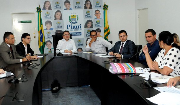 Governadores do Nordeste se reúnem nesta terça-feira (06), em Teresina (PI), para discutir a implantação de uma operação nacional de segurança que reúna todas as forças policiais, equipamentos e infraestrutura para o combate à criminalidade; vão tratar, ainda, da criação de um fundo nacional que, somado aos recursos do Tesouro Estadual e da União, possa ser destinado às ações da segurança pública; "é importante que o Congresso Nacional aprove uma nova fonte de recursos para o financiamento da segurança pública, como a criação de um fundo nacional semelhante ao Fundo de Manutenção e Desenvolvimento da Educação Básica e de Valorização dos Profissionais da Educação (Fundeb)", defendeu o governador Wellington Dias
