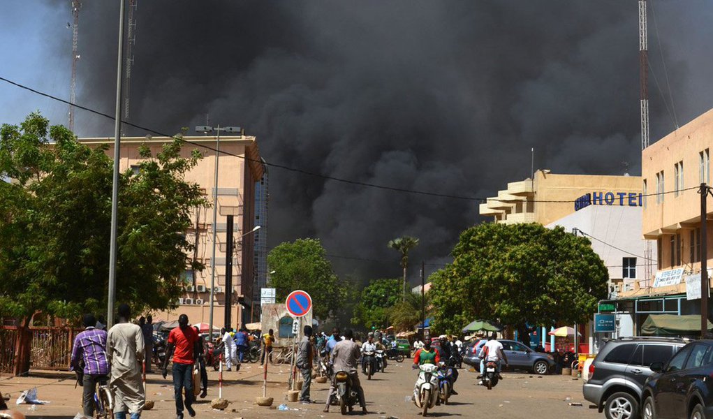 Um grupo de homens armados não identificados atacou nesta sexta-feira a área diplomática da capital de Burkina Faso, Ouagadogou, provocando vários incêndios e confrontos com as forças de segurança perto da delegação francesa e do escritório do primeiro-ministro, informou a imprensa local; televisão nacional burquinense (RTB), cujo escritório se encontra ao lado da embaixada da França, afirma que cinco pessoas armadas desceram de uma caminhonete aos gritos de "Allahu Akbar" (Alá é grande) antes de começar a disparar e atear fogo ao veículo