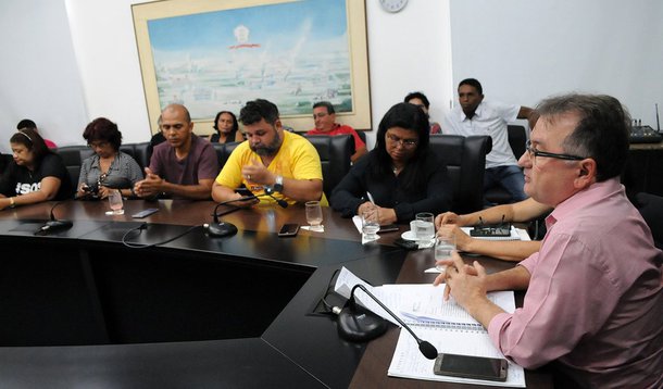 Permanece aberta a negociação entre o Governo do Estado e a categoria de profissionais da Educação, que deflagrou greve no último dia 23; o Executivo diz que está impossibilitado de atender a categoria, que reivindica reajuste salarial de 6,81% sobre o vencimento, por conta da Lei de Responsabilidade Fiscal (LRF); durante reunião o governo anunciou que irá enviar projeto de lei para a Assembleia a fim de garantir que, tão logo o Estado saia do limite prudencial, será implementada a primeira parcela do reajuste, com previsão para maio, e a segunda parcela para setembro