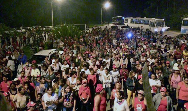 Cerca de mil mulheres sem terra, ocuparam na madrugada desta segunda-feira (05), a fábrica da Suzano e Celulose no município de Mucuri, no Extremo Sul da Bahia; ocupação faz parte da jornada de lutas das mulheres e tem o objetivo de denunciar a crise hídrica neste município, o uso abusivo de agrotóxico e pulverização de veneno e dizer não ao monocultivo do eucalipto transgênico