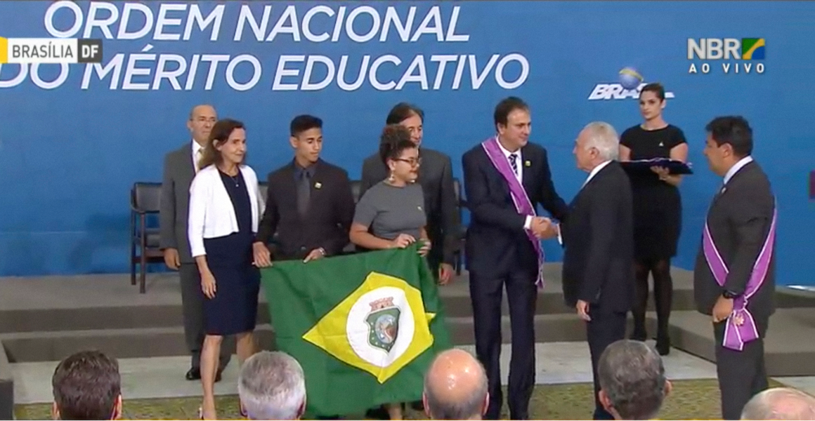 O governador Camilo Santana (PT) foi homenageado nesta quarta-feira (7), em Brasília, com a Medalha da Ordem Nacional do Mérito Educativo, que premia personalidades por serviços excepcionais prestados à educação no País. A honraria é um reconhecimento ao trabalho que chefe do Executivo vem desenvolvendo no setor durante sua gestão. “Gostaria de dividi-la com cada aluno e suas famílias, com cada professor, diretor e colaborador das escolas públicas do Ceará. Esse reconhecimento é para cada um de vocês, que têm transformado a educação do nosso estado na melhor do Brasil”, disse