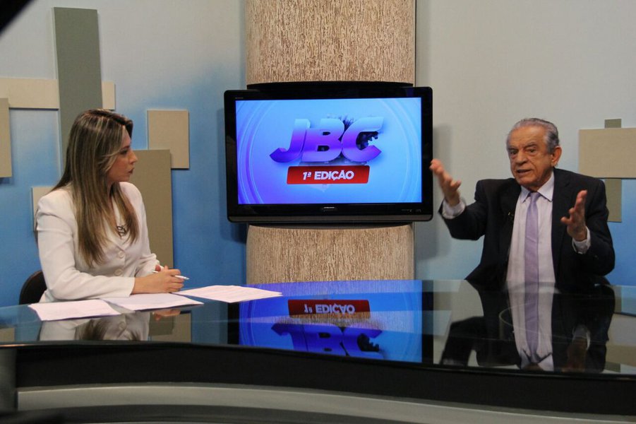 O prefeito de Goiânia, Iris Rezende (MDB), afirmou hoje que vai fazer de tudo para unir a oposição em torno de apenas uma candidatura; atualmente o bloco se divide entre o grupo do senador Ronaldo Caiado (DEM) e o do deputado federal Daniel Vilela (MDB); "Oposição dividida pode menos. Na hora certa, vou fazer um esforço gigante para unir. Se não unir, vou apoiar o candidato do meu partido", disse; a entrevista de Iris foi concedida ao vivo no JBC 1ª Edição para a apresentadora Michelle Bouson; antes, o prefeito conheceu toda a estrutura da nova TBC e elogiou os investimentos feitos na emissora pública