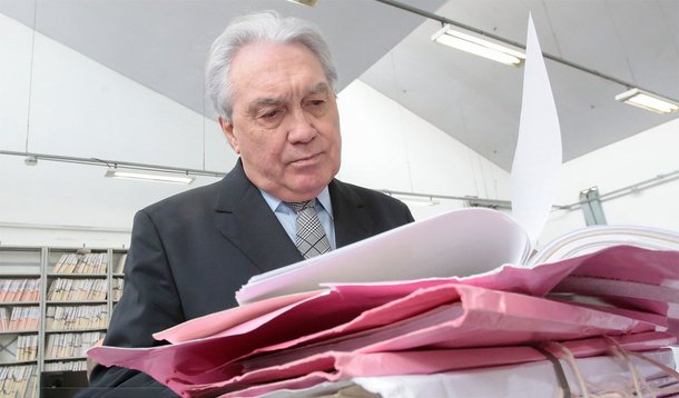 "O grau de arrogância da cúpula do Judiciário – já não dá para chamar de Justiça, não é? – chegou ao nível do deboche e do desrespeito à população", diz Fernando Brito, do Tijolaço; "relata O Globo, ao tomar posse na presidência do TJ-SP, o desembargador Manoel de Queiroz Pereira Calças, reagiu com um chilique à pergunta, absolutamente normal, sobre o que achava do auxílio-moradia generalizado recebido por ele e pela grande maioria dos juízes e desembargadores", diz o blogueiro