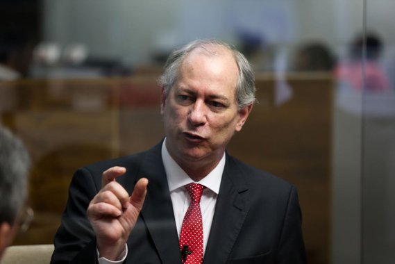 O pré-candidato à presidência da República Ciro Gomes (PDT) participa nesta segunda (5) de debate sobre o Futuro do Brasil, a partir das 19h no Teatro Celina Queiroz, da Universidade de Fortaleza (Unifor). Na ocasião, apresentará mas propostas para o País caso seja eleito