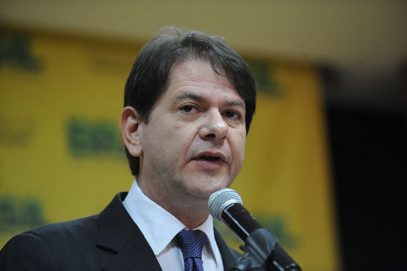 O ex-governador Cid Gomes (PDT-CE) e outros dez réus foram absolvidos sumariamente em processo sobre suposta fraude em financiamento de R$ 1,3 milhão aprovado pelo Banco do Nordeste (BNB). Datada da última terça-feira, a sentença ainda não foi recebida pelo Ministério Público Federal (MPF), em Sobral