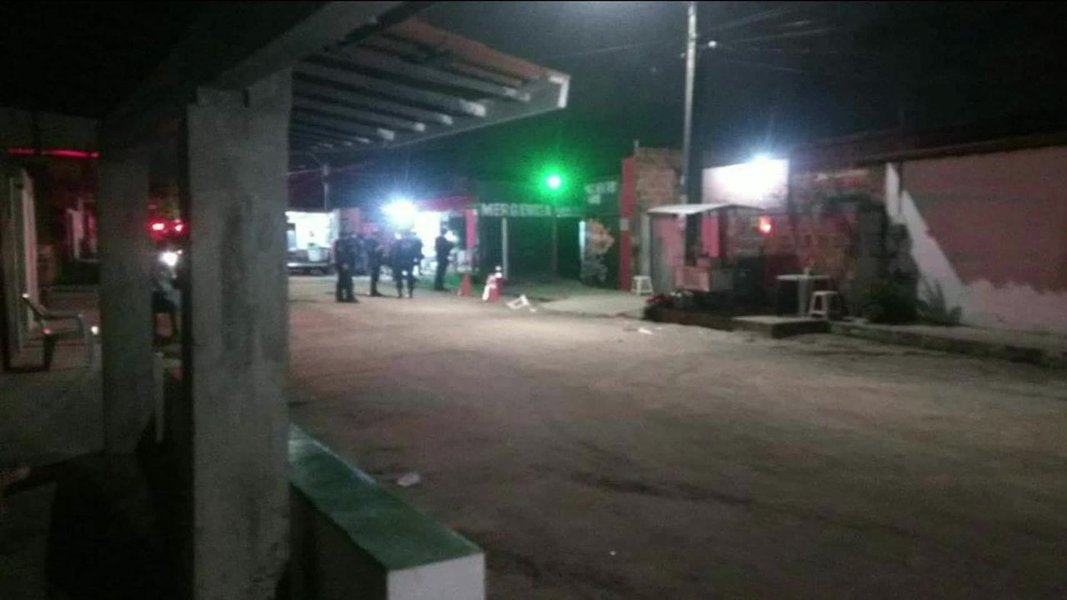 Grupo de criminosos invadiu um forró onde se encontrava uma facção rival em Fortaleza, no Cerá, matando ao menos 18 pessoas (14 segundo a população) que estavam na festa; massacre aconteceu no evento conhecido como "Forró do Gago" por volta de 1h30 da madrugada deste sábado, quando vários homens armados chegaram em três carros, invadiram o local e dispararam tiros; suspeita principal é  que o crime tenha sido motivado por disputa de facções rivais