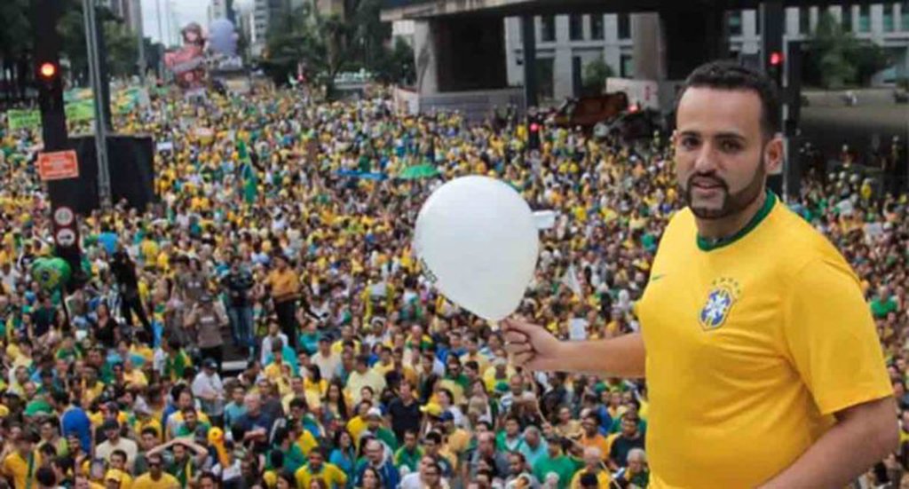 Acusado de ligação com o Primeiro Comando da Capital (PCC), o prefeito de Embu das Artes (SP), Ney Santos, fugiu do país em um voo clandestino em direção ao Paraguai. Ele tem um mandado de prisão sob acusação de tráfico de drogas, associação ao crime organizado, lavagem de dinheiro e evasão de divisas; o prefeito chegou a ser preso por roubo de malotes em Marília em 2003