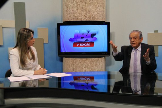 O prefeito de Goiânia, Iris Rezende (MDB), afirmou hoje que vai fazer de tudo para unir a oposição em torno de apenas uma candidatura; atualmente o bloco se divide entre o grupo do senador Ronaldo Caiado (DEM) e o do deputado federal Daniel Vilela (MDB); "Oposição dividida pode menos. Na hora certa, vou fazer um esforço gigante para unir. Se não unir, vou apoiar o candidato do meu partido", disse; a entrevista de Iris foi concedida ao vivo no JBC 1ª Edição para a apresentadora Michelle Bouson; antes, o prefeito conheceu toda a estrutura da nova TBC e elogiou os investimentos feitos na emissora pública