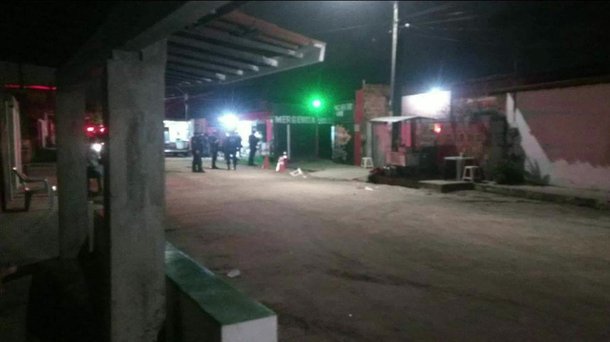 Grupo de criminosos invadiu um forró onde se encontrava uma facção rival em Fortaleza, no Cerá, matando ao menos 18 pessoas (14 segundo a população) que estavam na festa; massacre aconteceu no evento conhecido como "Forró do Gago" por volta de 1h30 da madrugada deste sábado, quando vários homens armados chegaram em três carros, invadiram o local e dispararam tiros; suspeita principal é  que o crime tenha sido motivado por disputa de facções rivais