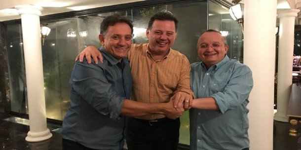 O governador Marconi Perillo colocou em prática sua figura de pacificador do PSDB; na noite do último sábado (3), Marconi esteve em Cuiabá e acabou com o stress na relação entre o governador Pedro Taques e o deputado federal Nilson Leitão, líder do PSDB na Câmara dos Deputados; principais nomes do PSDB de Mato Grosso, Leitão e Taques vinham se estranhando nos últimos meses; escalado pelo governador e presidente do PSDB, Geraldo Alckmin, Marconi selou a paz entre os colegas tucanos; ficou definido que Leitão é pré-candidato ao Senado e Taques vai disputar a reeleição