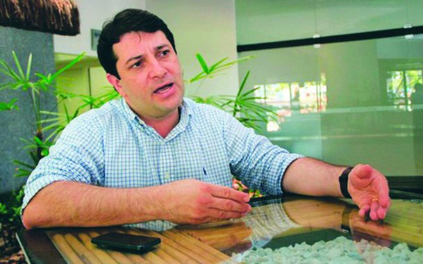 O ex-prefeito de Rio Largo, Toninho Lins, município da Grande Maceió, é considerado foragido da justiça após policiais civis tentarem - sem sucesso - cumprir o mandado de prisão expedido pelo justiça alagoana; ele foi condenado a 16 anos e dois meses por apropriação de bens públicos, falsificação de documentos, fraude em licitações, entre outros crimes; a pena, que também inclui o pagamento de multas, foi imposta pelo Pleno do Tribunal de Justiça de Alagoas em setembro de 2016