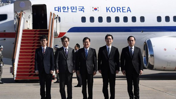 Uma delegação sul-coreana do alto escalão do governo encontrou-se nesta segunda-feira (5) com o dirigente norte-coreano Kim Jong-Un, para discutir maneiras de melhorar as relações entre os dois países. O anúncio foi feito pela presidência sul-coreana; esta é a primeira vez que os responsáveis sul-coreanos se encontram com o dirigente da Coreia do Norte desde que ele chegou ao poder, em dezembro de 2011