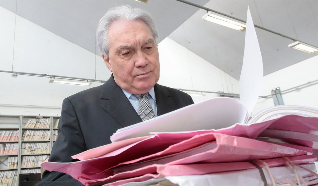 "O grau de arrogância da cúpula do Judiciário – já não dá para chamar de Justiça, não é? – chegou ao nível do deboche e do desrespeito à população", diz Fernando Brito, do Tijolaço; "relata O Globo, ao tomar posse na presidência do TJ-SP, o desembargador Manoel de Queiroz Pereira Calças, reagiu com um chilique à pergunta, absolutamente normal, sobre o que achava do auxílio-moradia generalizado recebido por ele e pela grande maioria dos juízes e desembargadores", diz o blogueiro