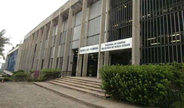 O Tribunal de Contas de Minas Gerais (TCE-MG) autorizou o pagamento de férias-prêmio em espécie para quatro conselheiros, o que vai custar R$ 731.306,64 aos cofres públicos; por força da Constituição Estadual e da Lei Orgânica do Tribunal de Contas, os conselheiros possuem as mesmas garantias, prerrogativas, impedimentos e subsídio dos desembargadores; dessa forma, aplica-se aos conselheiros do Tribunal de Contas o direito de converter em espécie as férias-prêmio; ou seja, ficam permitidas a conversão em dinheiro das férias quando requeridas para gozo e indeferidas, por necessidade do serviço, limitadas, nesse caso, a dois períodos de 30 dias por ano