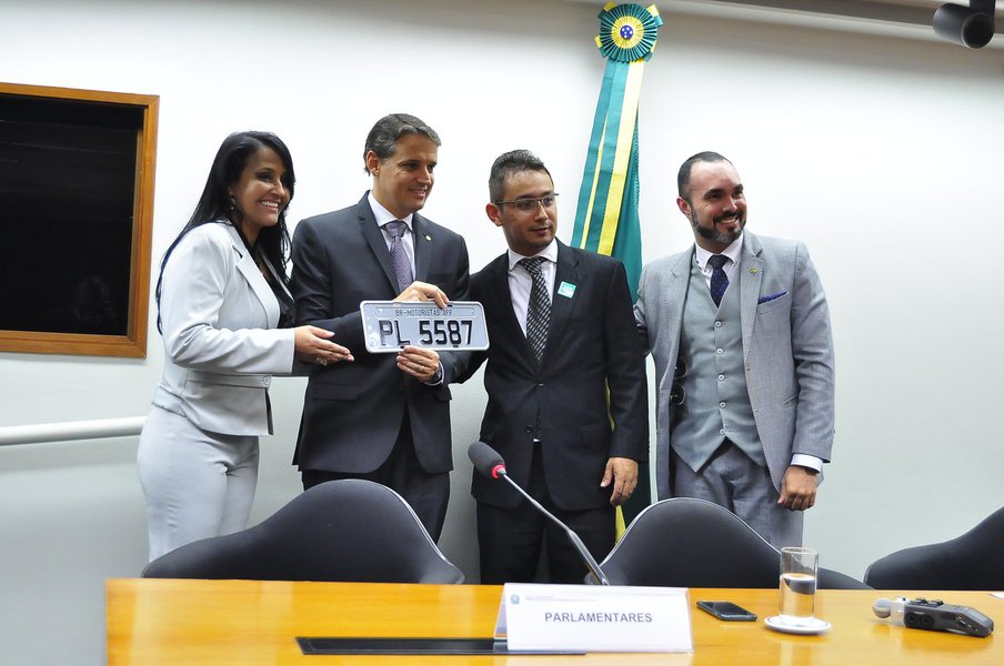 O deputado federal Thiago Peixoto (PSD-GO) recebeu, em Brasília, uma homenagem de motoristas de aplicativos de mobilidade por conta da atuação do goiano na defesa da aprovação da regulamentação das atividades de serviços como Uber, 99 e Cabify; a sessão de análise do Projeto de Lei 5587/2016 pela Câmara dos Deputados foi em 28 de fevereiro; a proposta aprovada pela Câmara dos Deputados no fim de fevereiro coloca nas mãos dos municípios a decisão sobre a forma de regulamentar as atividades dos aplicativos