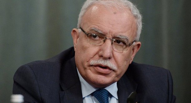 
O ministro das Relações Exteriores palestino, Riyad Maliki, pediu ao chanceler brasileiro, Aloysio Nunes Ferreira, que o Brasil participe plenamente de um "mecanismo internacional" para substituir os Estados Unidos na mediação do conflito com Israel; o pedido ao Brasil, formulado em Ramallah, é mais um efeito do anúncio do presidente dos EUA, Donald Trump, em que proclamou Jerusalém como a capital de Israel
