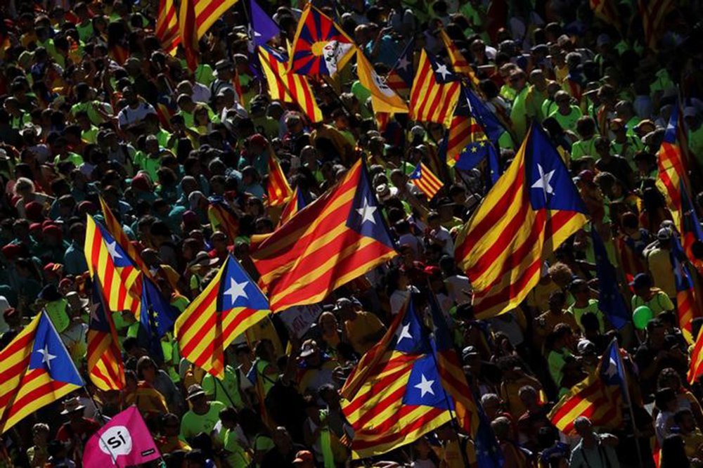 Bandeiras separatistas da Catalunha durante protesto em Barcelona 11/09/2017 REUTERS/Susana Vera