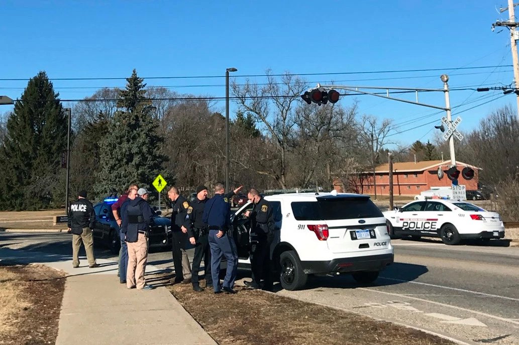 Ao menos duas pessoas foram mortas a tiros em um dormitório na Central Michigan University, no Estado norte-americano de Michigan, nesta sexta-feira e a polícia está perseguindo um suspeito, informou a universidade; suspeito, um homem de 19 anos, é considerado“armado e perigoso”, de acordo com a conta no Twitter da cidade de Mount Pleasant