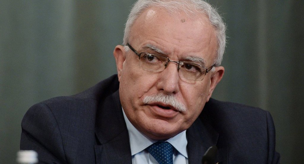
O ministro das Relações Exteriores palestino, Riyad Maliki, pediu ao chanceler brasileiro, Aloysio Nunes Ferreira, que o Brasil participe plenamente de um "mecanismo internacional" para substituir os Estados Unidos na mediação do conflito com Israel; o pedido ao Brasil, formulado em Ramallah, é mais um efeito do anúncio do presidente dos EUA, Donald Trump, em que proclamou Jerusalém como a capital de Israel
