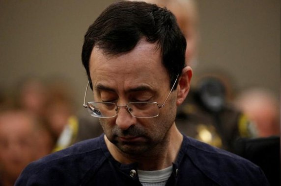 O médico de longa data da equipe de ginástica dos Estados Unidos Larry Nassar foi sentenciado a até 175 anos de prisão por abusar de jovens ginastas, após dias de dolorosos testemunhos de cerca de 160 de suas vítimas, incluindo medalhistas olímpicas; "Eu acabei de assinar sua sentença de morte", disse a juíza da corte do condado de Ingham, Rosemarie Aquilina, a Nassar ao impor a pena, depois de fazer uma dura desaprovação aos seus anos de abuso