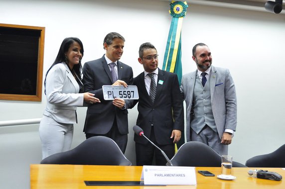 O deputado federal Thiago Peixoto (PSD-GO) recebeu, em Brasília, uma homenagem de motoristas de aplicativos de mobilidade por conta da atuação do goiano na defesa da aprovação da regulamentação das atividades de serviços como Uber, 99 e Cabify; a sessão de análise do Projeto de Lei 5587/2016 pela Câmara dos Deputados foi em 28 de fevereiro; a proposta aprovada pela Câmara dos Deputados no fim de fevereiro coloca nas mãos dos municípios a decisão sobre a forma de regulamentar as atividades dos aplicativos