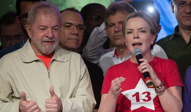 "A condenação de Lula está envergonhando internacionalmente o País, jurídica e politicamente, ao se efetuar sem prova, sem crime e tentando negar ao povo o direito de escolher quem melhor lhe represente no comando do Brasil", diz a senadora Gleisi Hoffmann, presidente do PT, sobre a caçada judicial para inabilitar o ex-presidente Lula das eleições de outubro; "Atuaremos em todas as trincheiras, dos recursos jurídicos à luta política. Lula representa a luta e a resistência do povo brasileiro. É candidato de parcela expressiva da população. Cabe a nós, do PT e das forças progressistas e populares da sociedade, protegê-lo e defendê-lo!", diz Gleisi