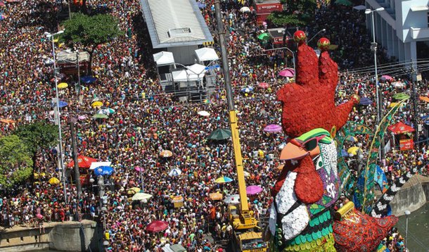 Maior bloco carnavalesco do Recife, o Galo da Madrugada espera reunir 2 milhões de foliões adoradores do frevo durante o desfile pelos 6 quilômetros das ruas da capital; desfile celebra o 40º aniversário da agremiação, com o tema “Galo 40 anos, Promovendo o Folclore e a Cultura de Pernambuco”; o homenageado deste ano é o jornalista Francisco José, que realiza coberturas desde o primeiro desfile do boco