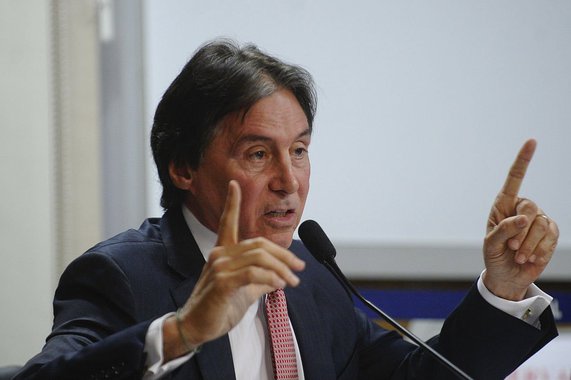 O presidente do Senado, Eunício Oliveira (PMDB-CE), disse nesta terça (6) que não será fácil votar a reforma da Previdência às pressas no Senado, caso o governo consiga aprová-la na Câmara. “O difícil é convencer os senadores que essa matéria depois de passar um ano e dois meses na Câmara chegue aqui de manhã e, sem nenhum direito a debate, sem nenhum direito a emendas, sem nenhum direito à discussão, seja aprovada no mesmo dia. O sistema é democrático e bicameral”