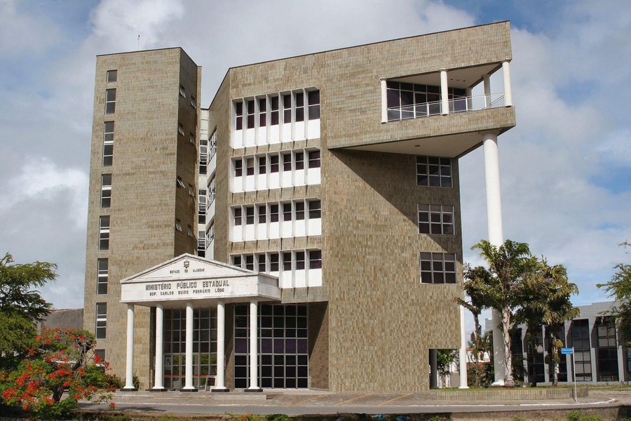 O Ministério Público Estadual de Alagoas (MPE/AL) denunciou dois fiscais de renda e mais 12 pessoas pelos crimes de lavagem de dinheiro, falsificação de documentos públicos e particulares, falsidade ideológica e organização criminosa (orcrim); investigações do MPE começaram em janeiro de 2017, após o Grupo de Atuação Especial em Sonegação Fiscal e Lavagem de Bens (Gaesf) receber um relatório da Secretaria da Fazenda (Sefaz) informando sobre fraudes fiscais que estavam sendo cometidas por empresários da indústria do tabaco e auditores fiscais