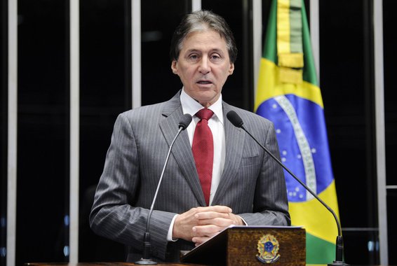 Projeto de Lei de autoria de Eunício Oliveira (MDB-CE) que torna obrigatória a instalação de aparelhos que bloqueiam o sinal de celular nos presídios do País foi aprovado por unanimidade no Senado, nesta quarta-feira (7). “O Senado da República está dando uma resposta efetiva à sociedade no combate à violência. Nós estamos no caminho certo”, disse o presidente da Casa