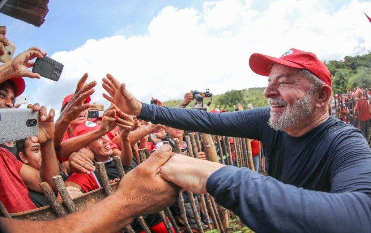A Executiva Estadual do PT /RS definiu nesta segunda-feira (26) o roteiro da caravana do ex-presidente Luiz Inácio Lula da Silva no Rio Grande do Sul. As atividades da caravana começarão no dia 19 de março, em Bagé, com uma visita ao Campus da UniPampa e encerrarão com um ato em Porto Alegre, no dia 23 de março, passando por 10 cidades do RS
