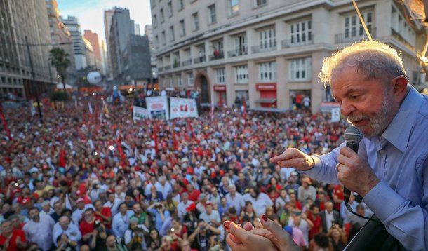 para o jornalista Mario Marona, "as imagens que mostram verdadeiramente o apoio a Lula, ontem, em Porto Alegre, não estão nas primeiras páginas dos jornais tradicionais brasileiros. Nas páginas internas, a presença do povo nas ruas é mostrada, de longe, apenas em uma foto e somente em um único jornal"; "Lula reuniu milhares de pessoas para ouvi-lo, mas a visão das primeiras páginas faz parecer que ele falou para ninguém, ou para fantasmas. Está sozinho, sobre um palanque, numa das fotos acompanhado apenas pela ex-presidenta Dilma Rousseff", destaca