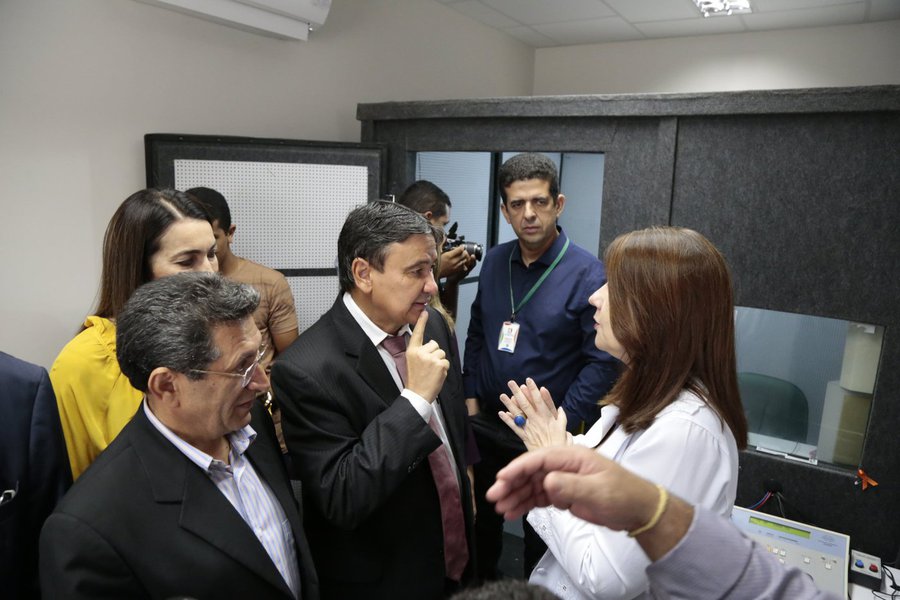 O governador Wellington Dias entregou as obras de reforma do Centro Integrado de Reabilitação (Ceir); a reforma garantiu a ampliação do Espaço Saúde, que atende ao Programa de Saúde Auditiva (PSA) do governo federal, indicação e colocação de aparelhos auditivos e reabilitação auditiva; além de atender às pessoas com deficiência auditiva, o novo espaço pretende atender às exigências contidas no instrutivo de reabilitação visual